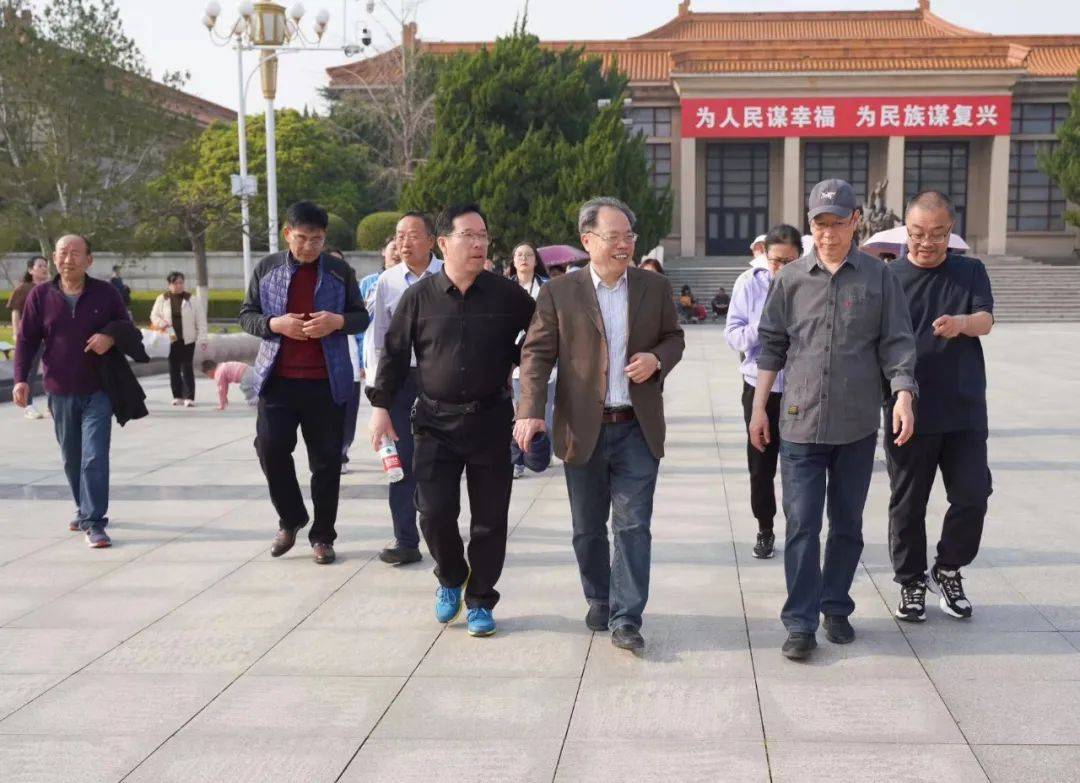 诸兄笑语诸兄影,都在愚夫心上头.共乐犹同林里鹊,相亲可比水中鸥.