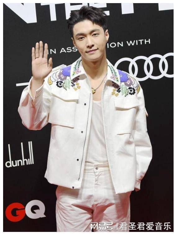 张艺兴拒绝女团陪酒公开怼媒体不准女团穿短裙表演