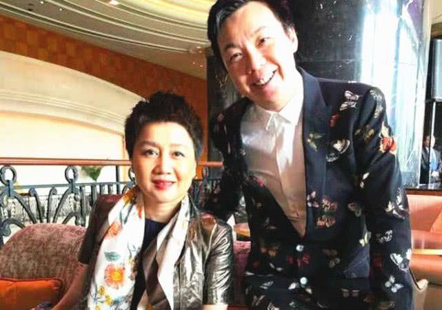 这个家族的御用公关就是香港著名的经纪人,名字叫做郑绍康,他多才多艺