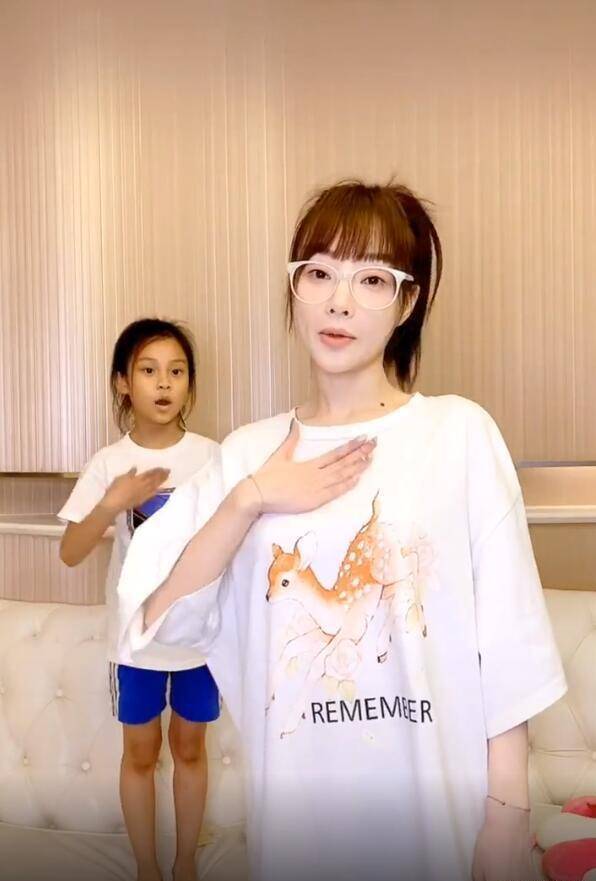 原创李小璐母女跳手指舞甜馨掉门牙好害羞肤色被嘲黑白配