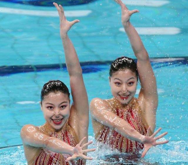 双胞胎姐妹花泳装图片