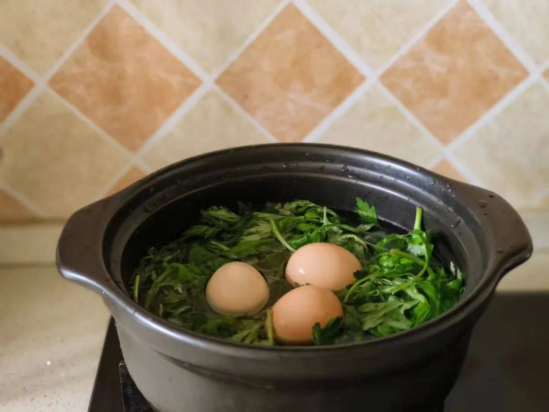 红艾叶煮鸡蛋的功效图片