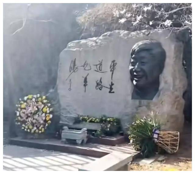 冯巩清明节拜祭恩师马季鞠躬缅怀不烧纸不跪不拜不忘师恩