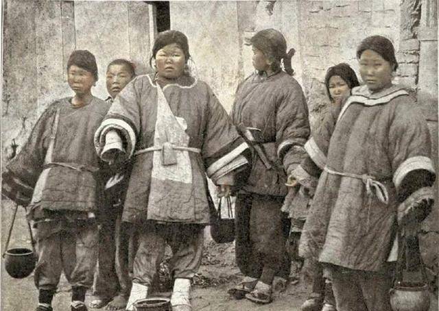 原创中国最后一名裹脚女性15岁靠三寸金莲嫁入豪门丈夫很喜欢