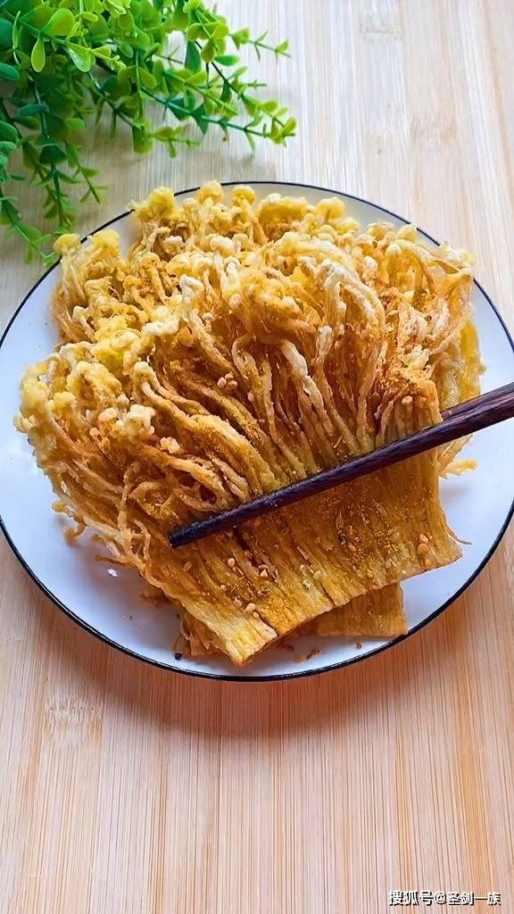 干炸金针菇7, 最后出锅淋上少许醋即可.