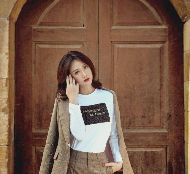 陈乔恩不愧是冻龄女神黑衬衫配牛仔裤知性优雅40岁美得像20岁