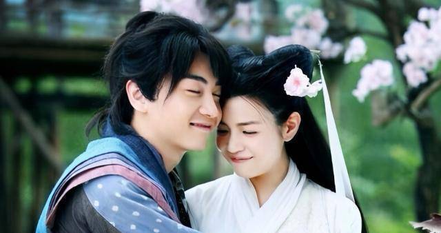 陈妍希"拖家带口"探班陈晓,场面温馨甜蜜十足,力破分手传闻