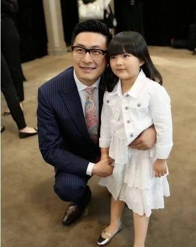 田亮女儿森蝶也有大长腿跳水冠军田亮的女儿森蝶的身影应该更多一些.