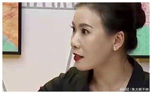 他发现,尽管房海燕的面部被马赛克覆盖,但她独特的语调和表情依然能够