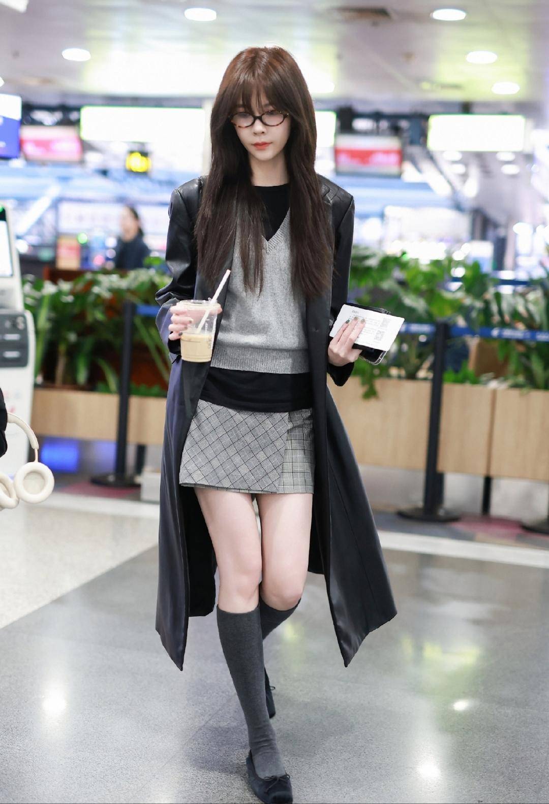 探秘宋妍霏的御姐风范:短裙长筒袜搭配曝光!