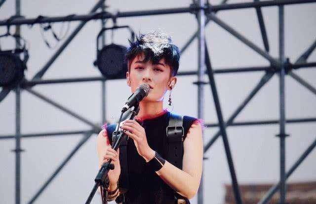 原创曾轶可近照依旧不改中性风打扮网友李宇春都转型了你还坚持