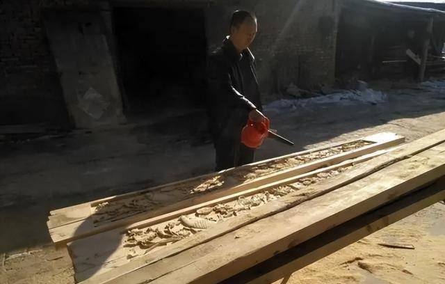 山西农民大哥做棺材电脑雕刻精美大气年销售额高达600万
