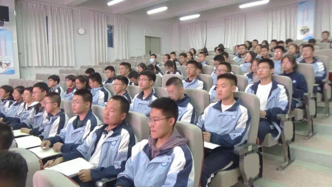 呼和浩特市第十二中学开展心理健康教育主题班会_英雄_活动_武威