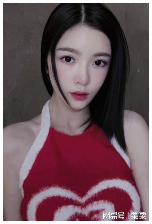 32 万啦,还认证成了时尚博主,连姐姐女儿文君竹和时尚达人韩火火都