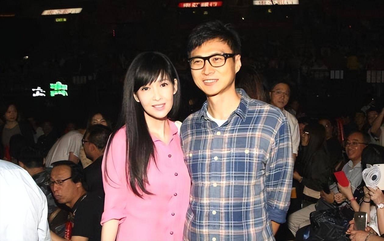 亦舒盛赞的"玉女",35年情路坎坷,如今56岁活成少女_周慧敏_倪震_生活