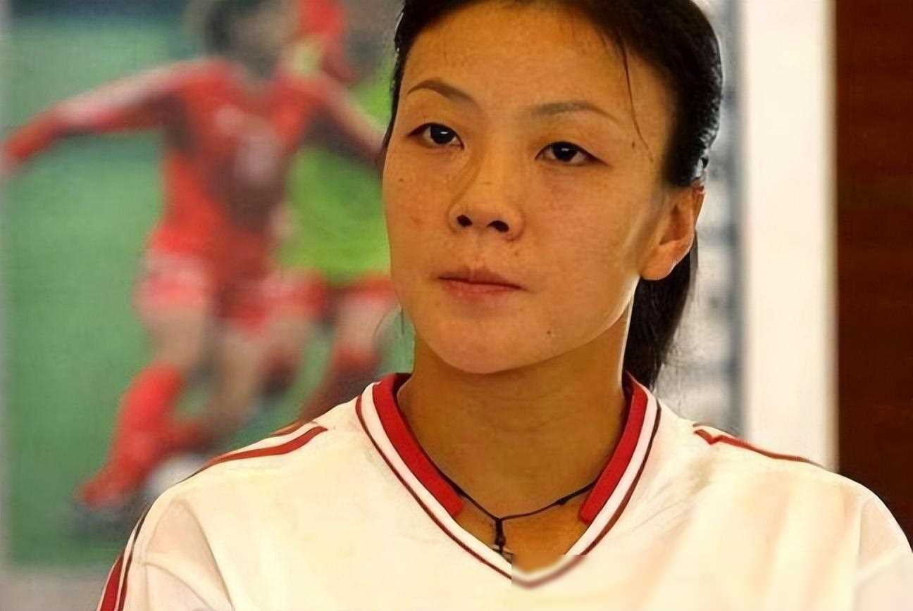 原创前女足国脚张欧影美国辞世老公深情为其穿上7号球衣送别