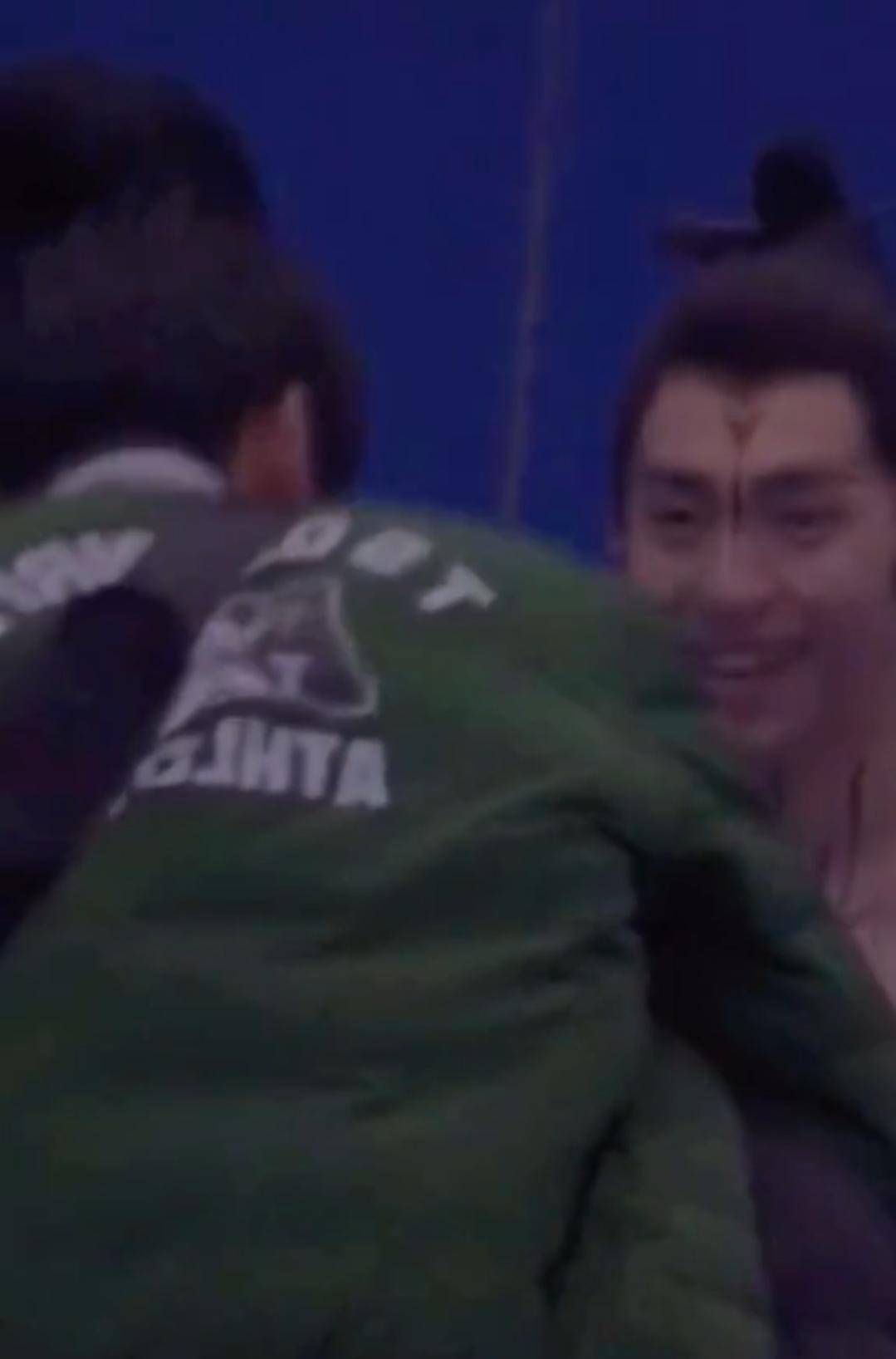 原创邓伦回剧组拍戏太拼脱掉上衣纹身看到身材时网友酸了