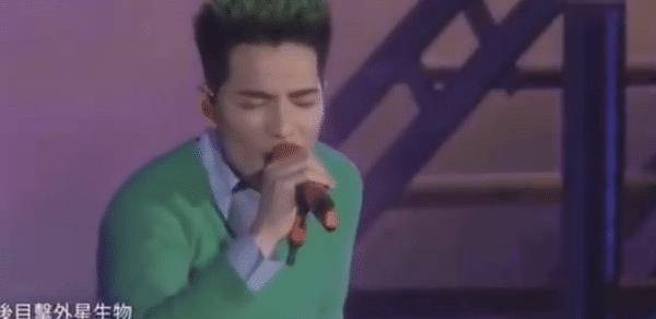 萧敬腾跨年发生意外重摔倒地依然歌唱不忘与粉丝互动很敬业