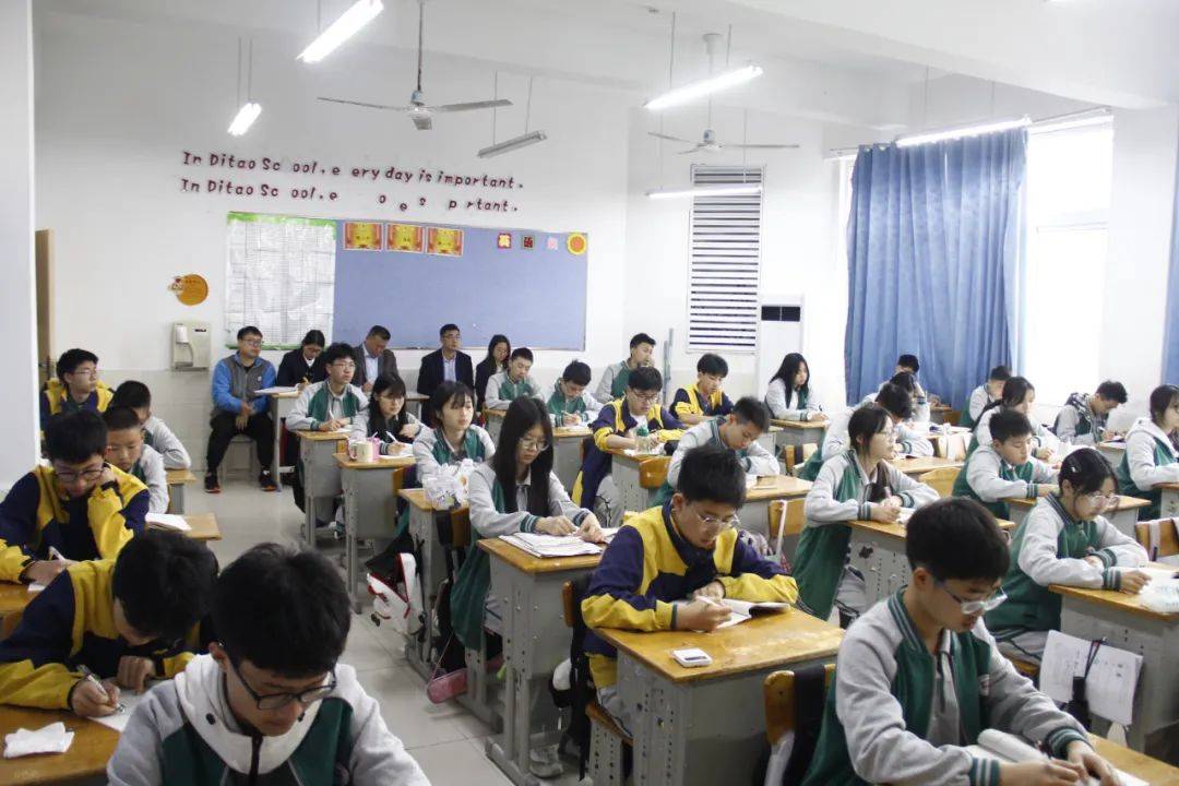 大足区进修校专家团队莅临迪涛学校开展教学深度视导工作