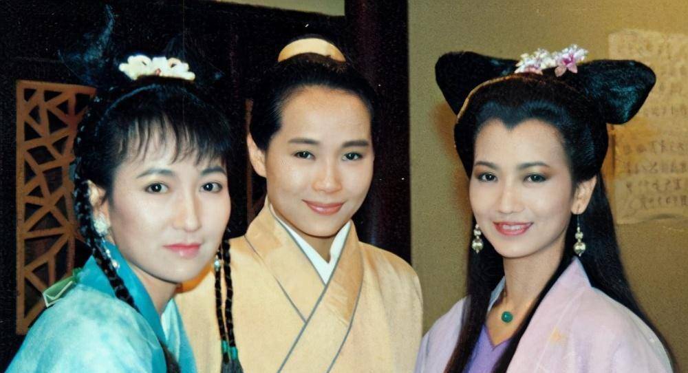 如刘晓庆,她以主演电视剧《芙蓉镇》和《武则天》而名声大噪,成为当时