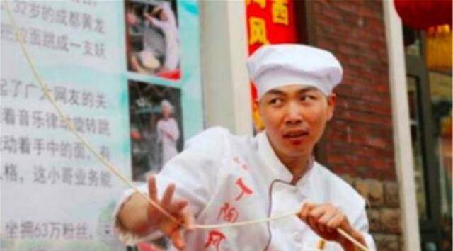 拉面哥一夜爆红后辞职干起主播娶了富婆女粉丝如今怎样