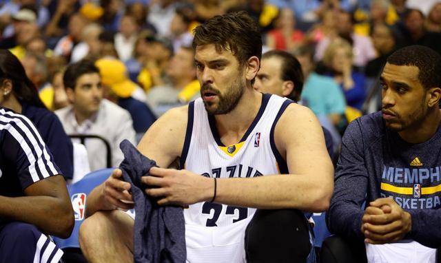 但他并未立刻登场,而是在08年湖人交易大加索尔时被打包送往灰熊