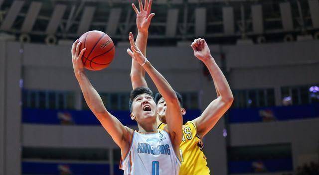 随后杰克逊终于命中三分帮助浙江广厦拿到了分数,李京龙再次命中三分