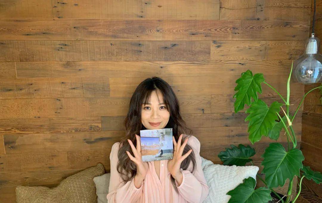 结尾曲《om tara》唱奏出的纯净感,如果再循环连接到专辑第一曲《blue