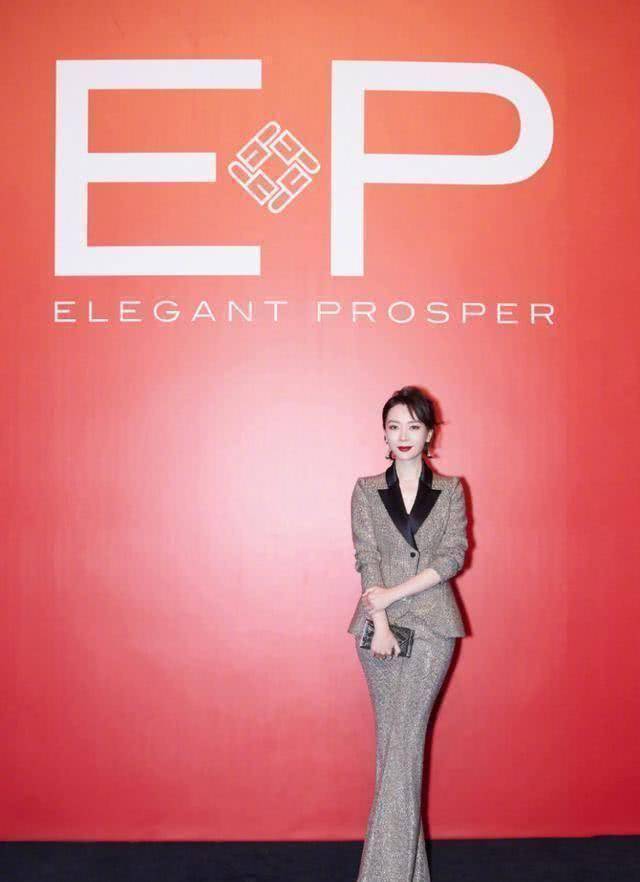 陈数穿金棕色西装套装出席活动喇叭裤显腿长红唇气质像贵妇