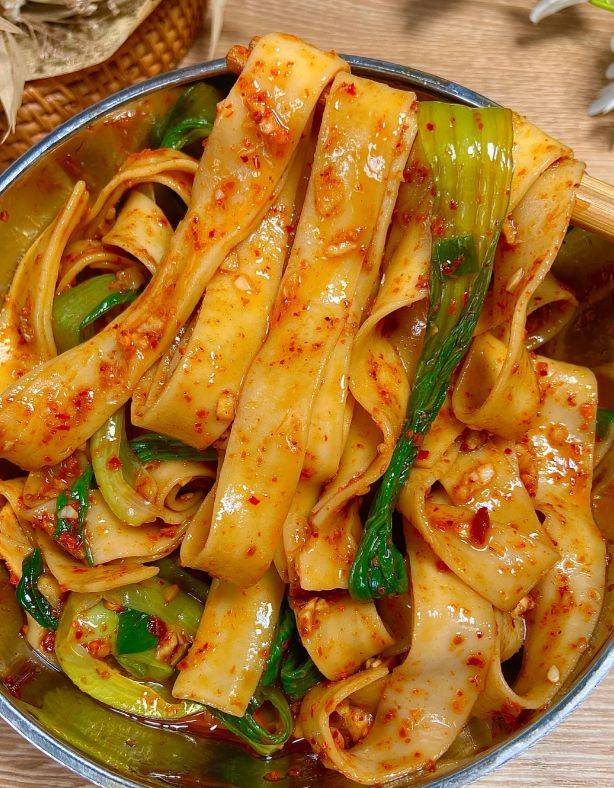油泼面:传统面食,香辣诱人!