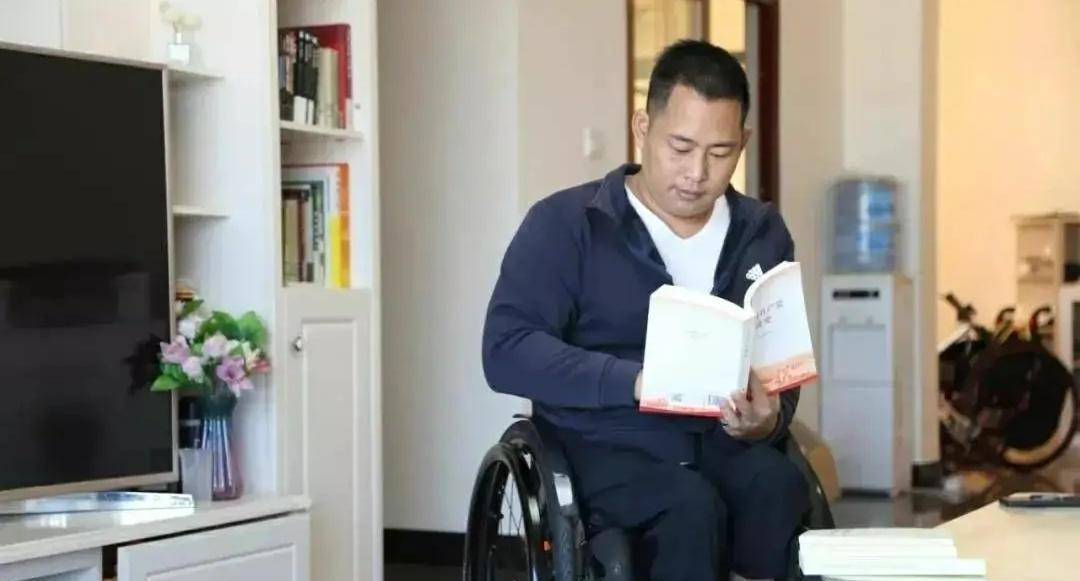 然:北京残奥会冠军,曾与女子记者刻骨相恋,却无疾而终_训练_林丽_轮椅