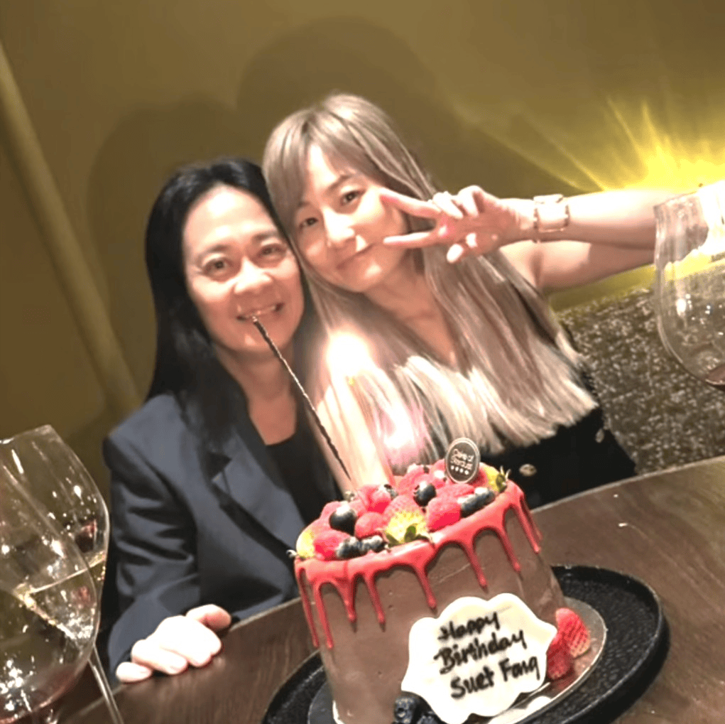 原创蔡一智爱妻生日张智霖袁咏仪现身魔童被安排送花合照惨被打码