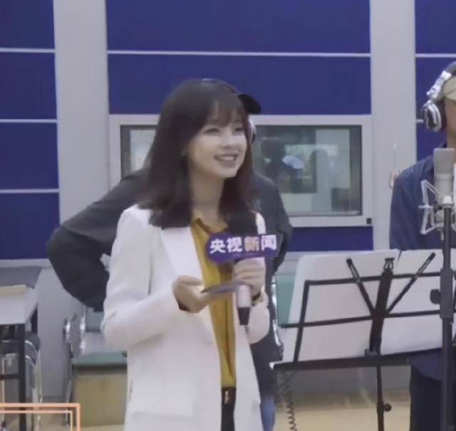 原创央视最美记者王冰冰爆火霸屏穿西装干练又飒气笑容美过章泽天