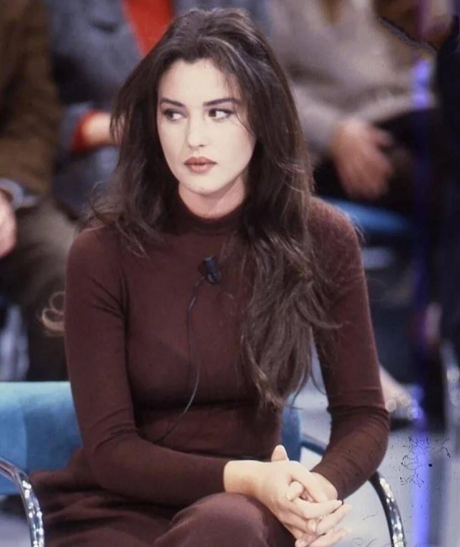 "球花"年过半百也时髦,穿黑衣潇洒老去,虽发福却比谁都优雅_莫妮卡