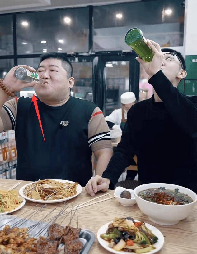 回顾他以前的视频,可以看到他总是对瓶吹啤酒,甚至一顿饭能喝很多瓶