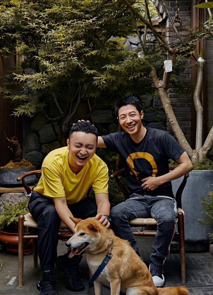 原创撒贝宁携一家四口三亚旅游住5000元酒店被网友偶遇要合照