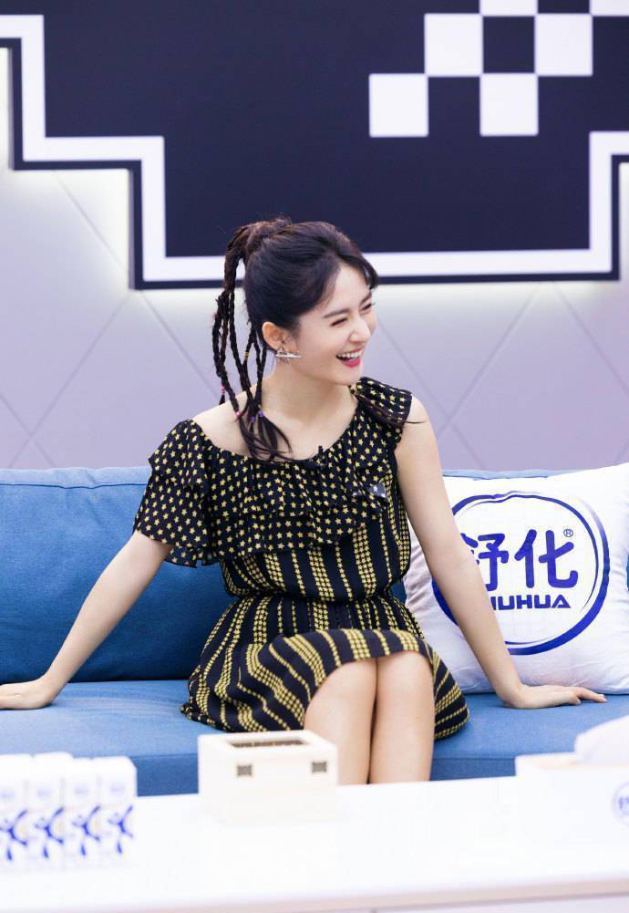 原创坡姐谢娜真敬业节目中大胆穿斜露肩连衣裙杰哥快来管管她