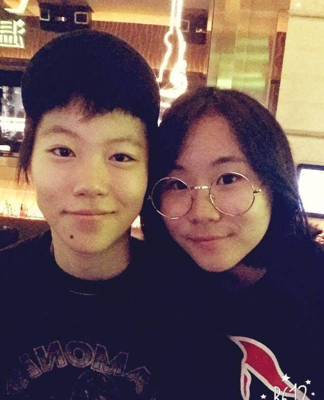 两人长得很是相似,并且看得出窦靖童和窦家媛关系很好.