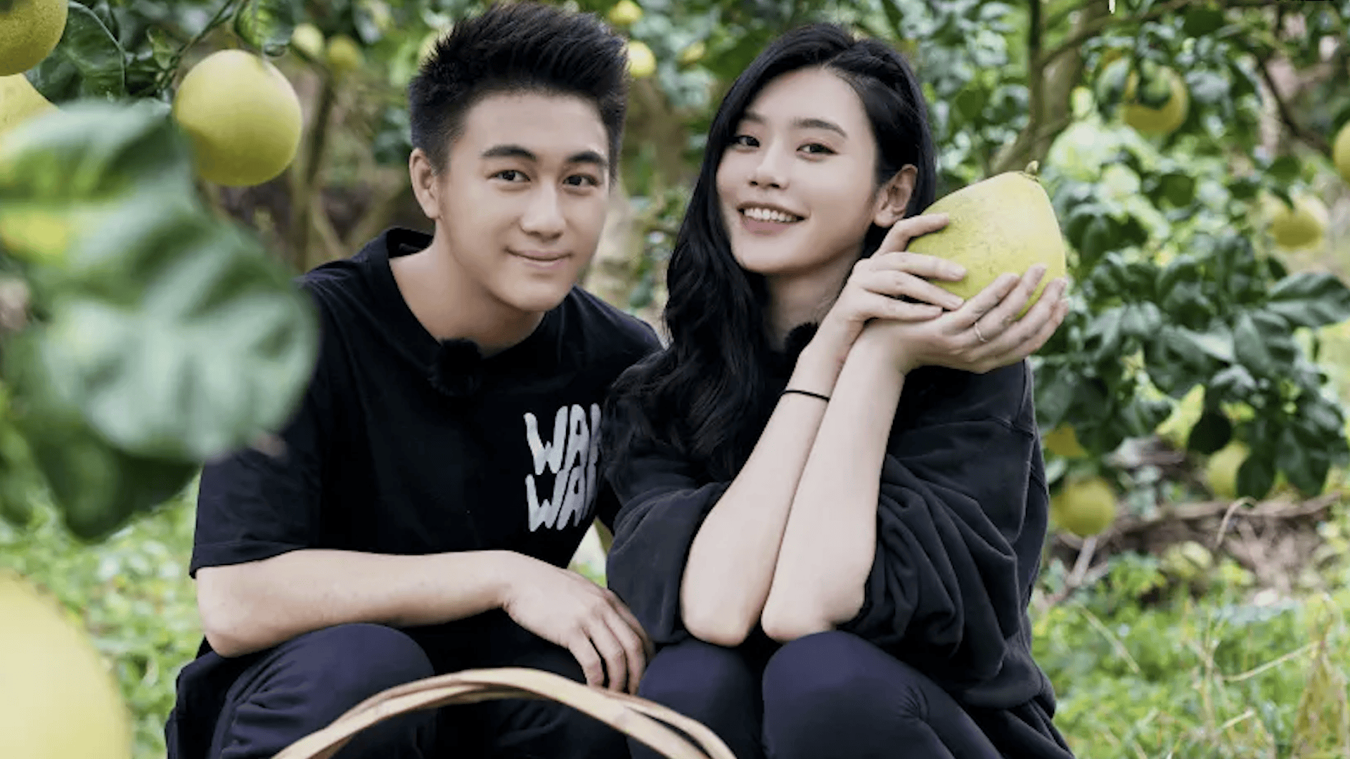 原创奚梦瑶与何猷君街头吵架豪门公子展现别样宠妻术