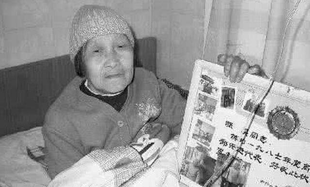 不幸的是1948年,邓惠中被敌人抓捕,敌人把她吊在水中淹,用竹签插手指