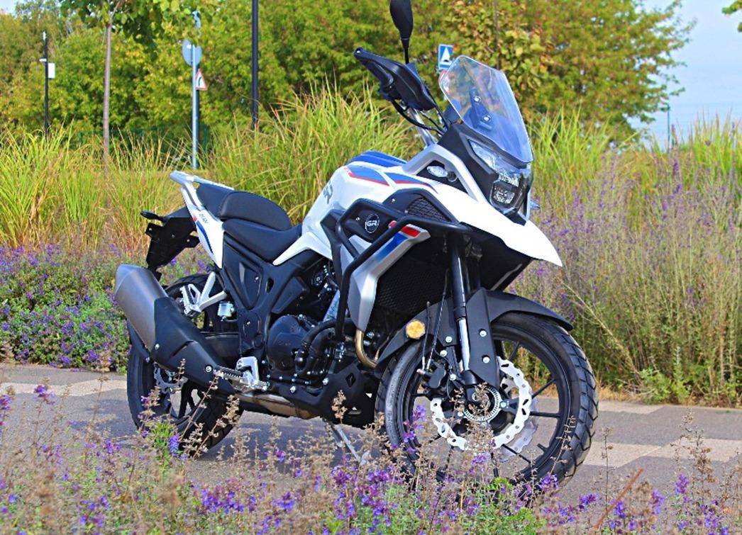 这款gr400摩托车,从外观上看,似乎与本田的400x和宝马的g310gs有着异