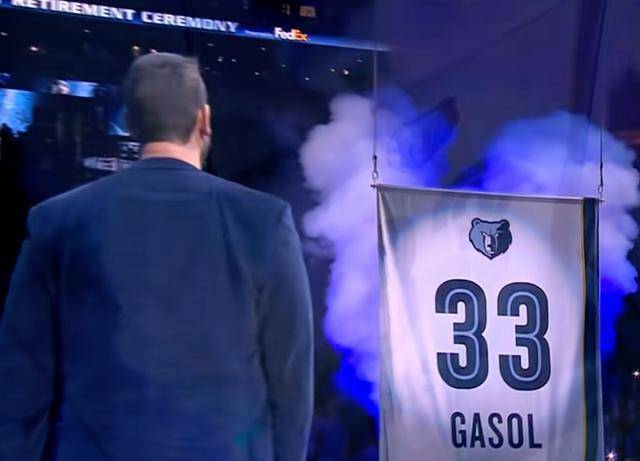 原创小加索尔33号球衣正式退役生涯获利18亿美元一家四口幸福出席