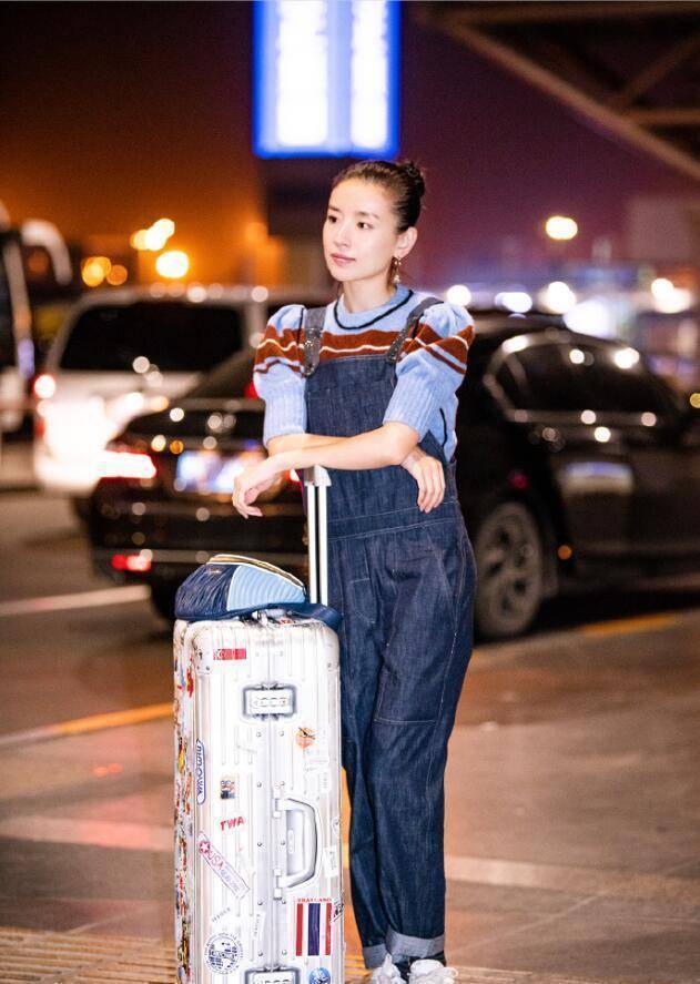 原创39岁董洁街拍惊艳穿初恋裤嫌不够减龄扎丸子头美回冷清秋