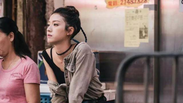 sisley在剧集《八卦神探》中饰演大学生苏倩敏,与郑俊弘有感情线.