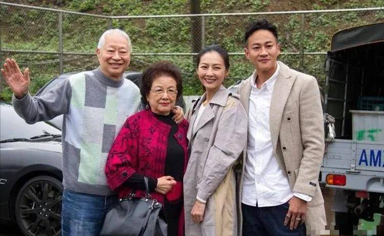 原创48岁何润东罕秀恩爱41岁妻子颜值高结婚8年聚少离多至今无子