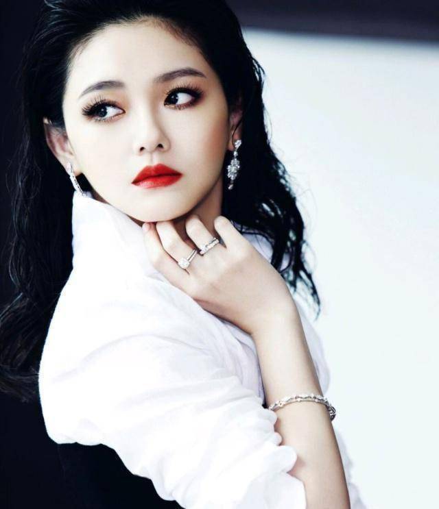 原创大s挑战狗啃刘海造型酷似小s42岁依然保持少女感令人羡慕