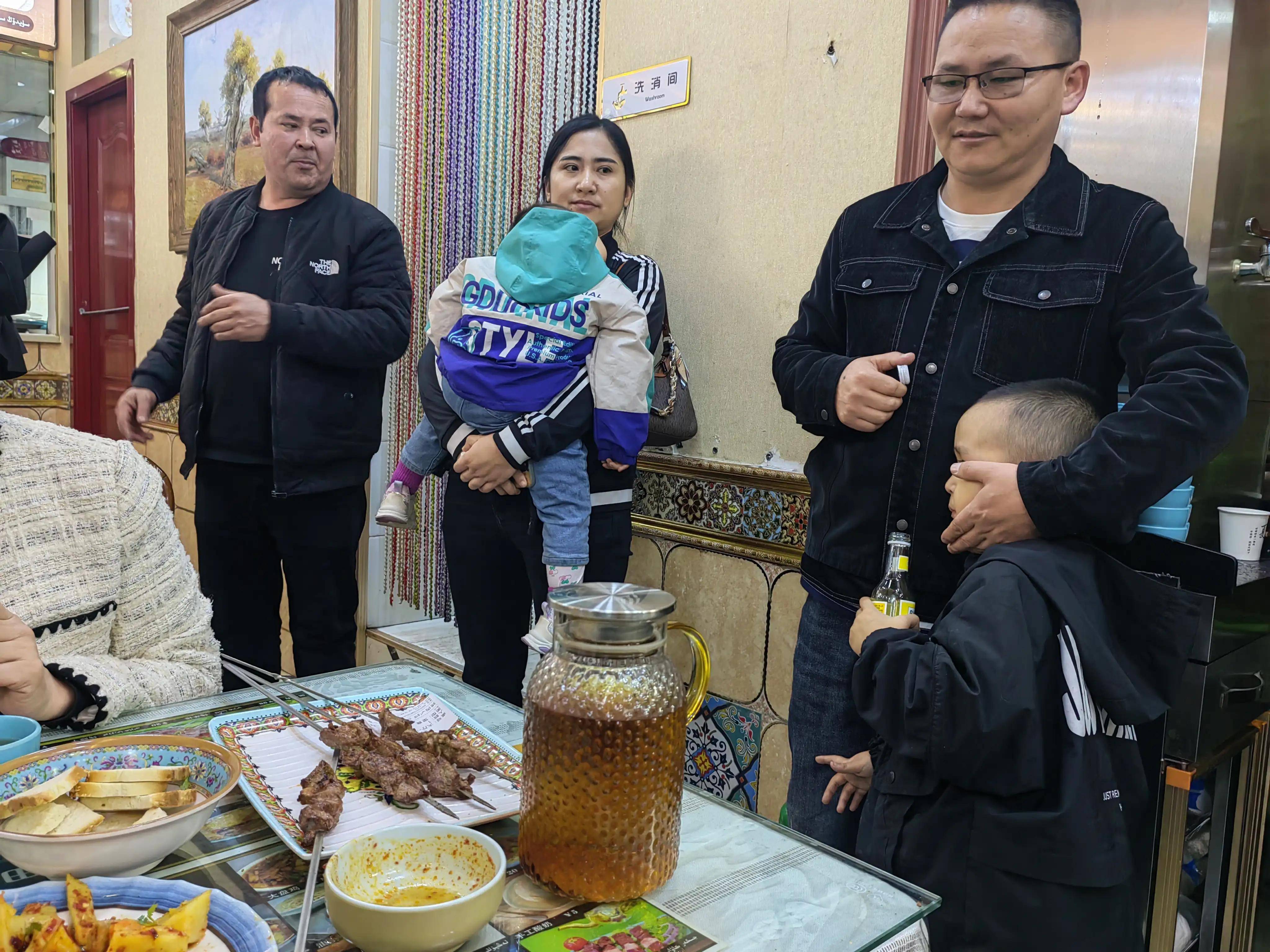 和田二街,特色小吃的天堂,好吃的都在这里,惠而不贵_抓饭_烤肉_新疆