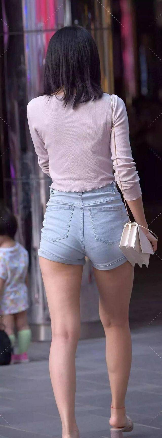 原创牛仔短裤这样穿吸睛有回头率简约清新不单调轻松展现大长腿