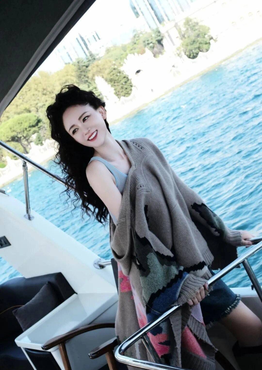 原创陈乔恩结婚后烫了羊毛卷穿吊带半身裙去度假44岁美出新高度