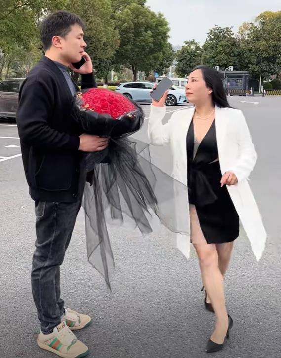 通过网络,能够扩大人的交际面,认识形形色色的人,而单身男女在其中也